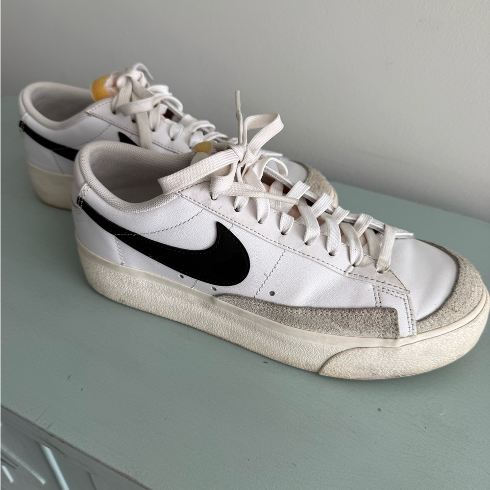 Nike White and Black Low-Top Sneakers